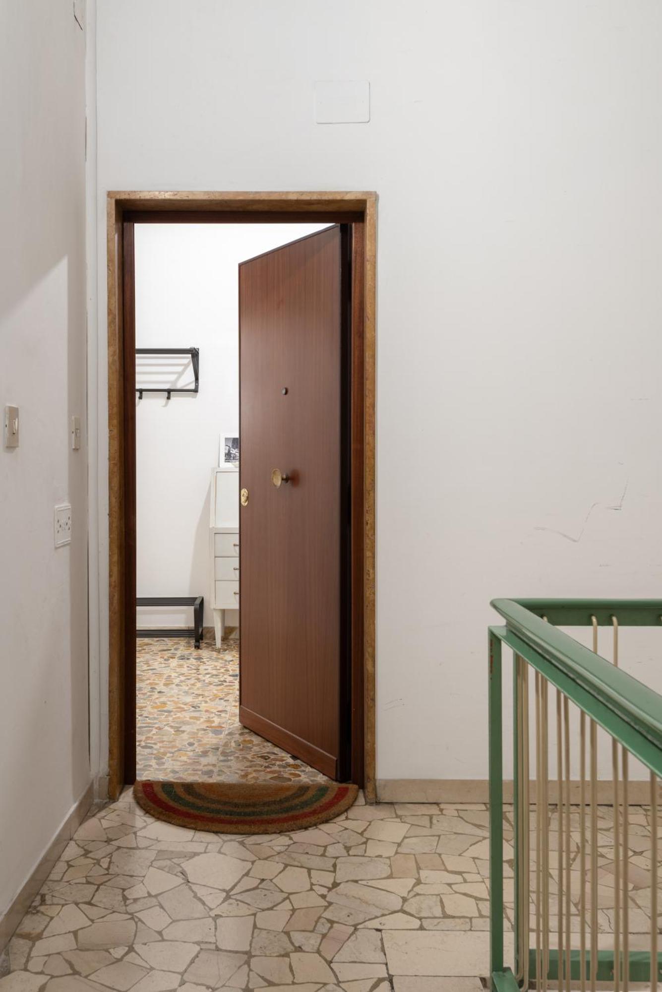 Comfortable 10 Minutes From Center Appartamento *
