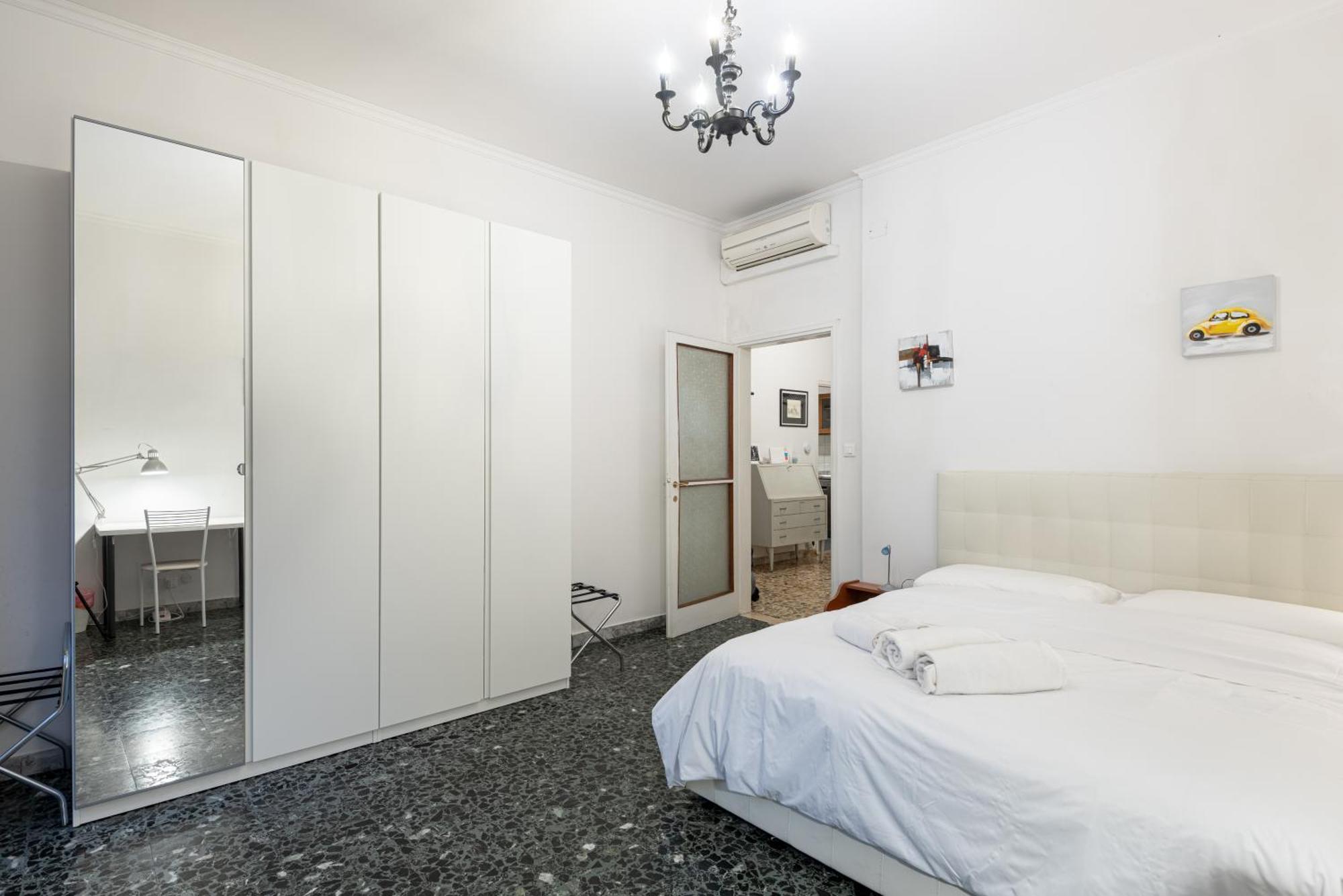 Comfortable 10 Minutes From Center Appartamento *